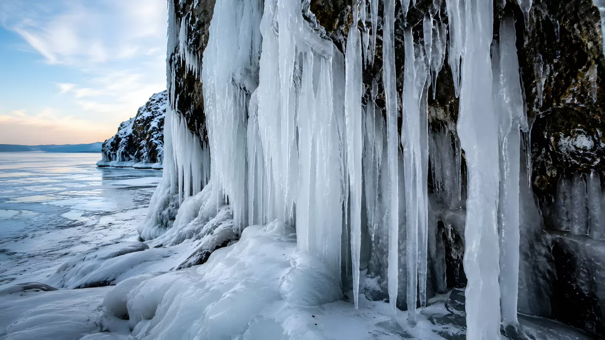 Riesige Eiszapfen an einer Felsküste im Winter