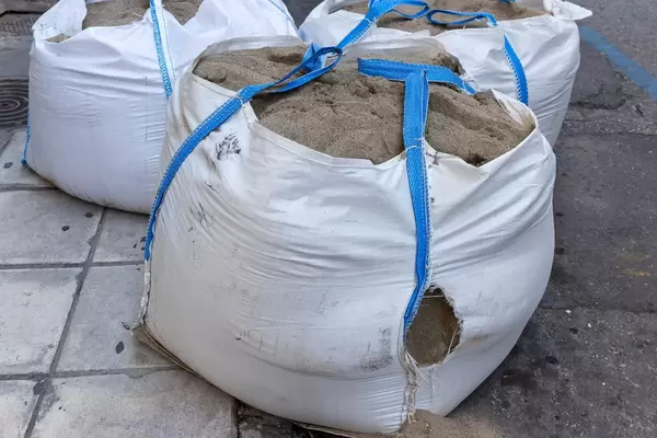 Riesige Säcke mit Bausand