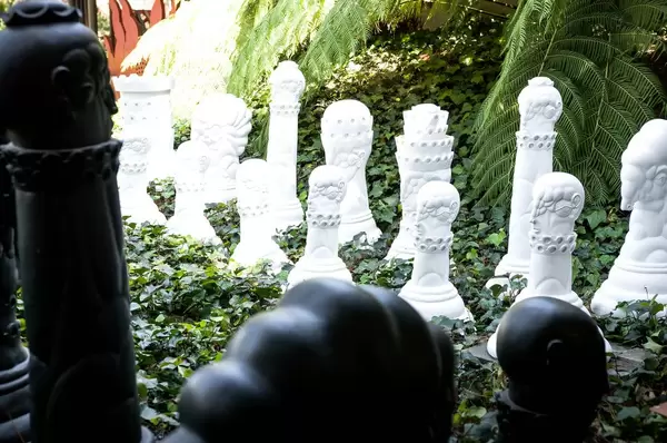 Riesige Schachspielfiguren im Garten