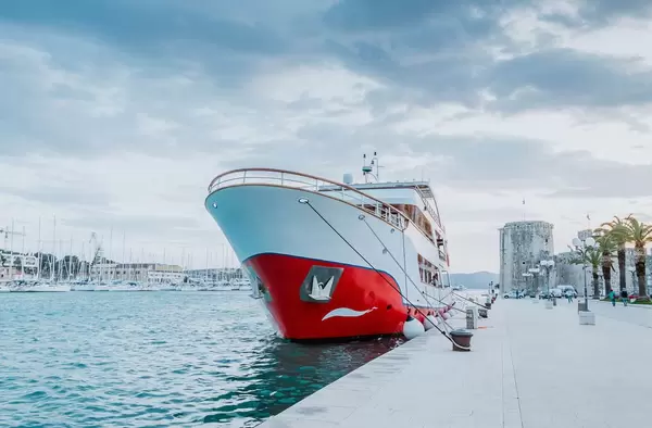 Riesige Yacht vor Anker in Trogir