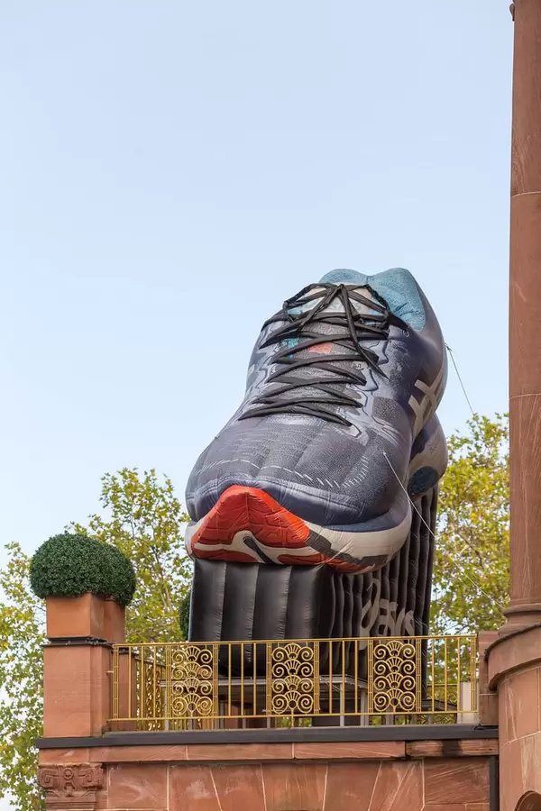 Riesiger, aufblasbarer Laufschuh auf dem Balkon