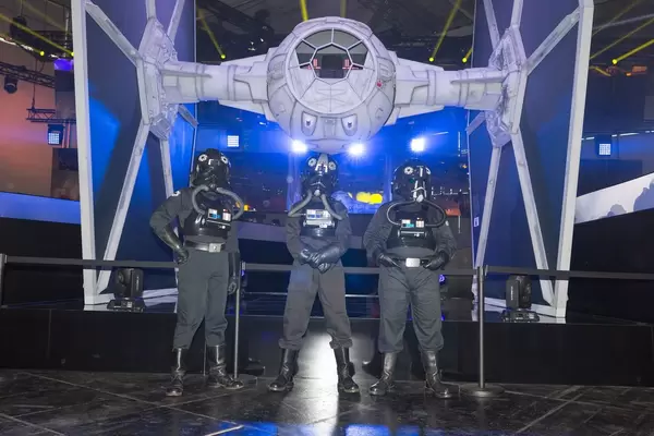 Riesiger TIE fighter am Star Wars Battlefront II Messestand - Gamescom 2017, Köln