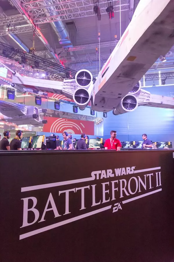 Riesiger X-Wing Fighter am Star Wars Battlefront II Messestand - Gamescom 2017, Köln