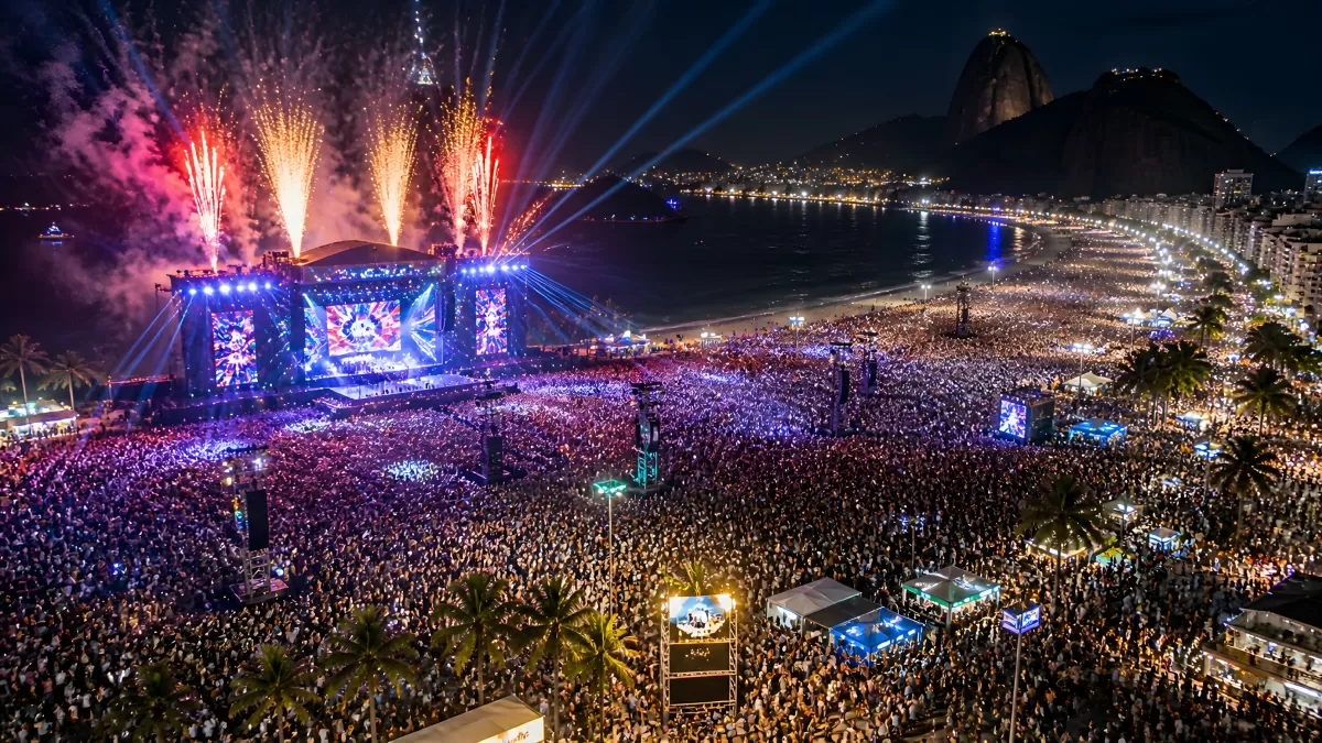 Riesiges Konzert am Strand von Copacabana bei Nacht