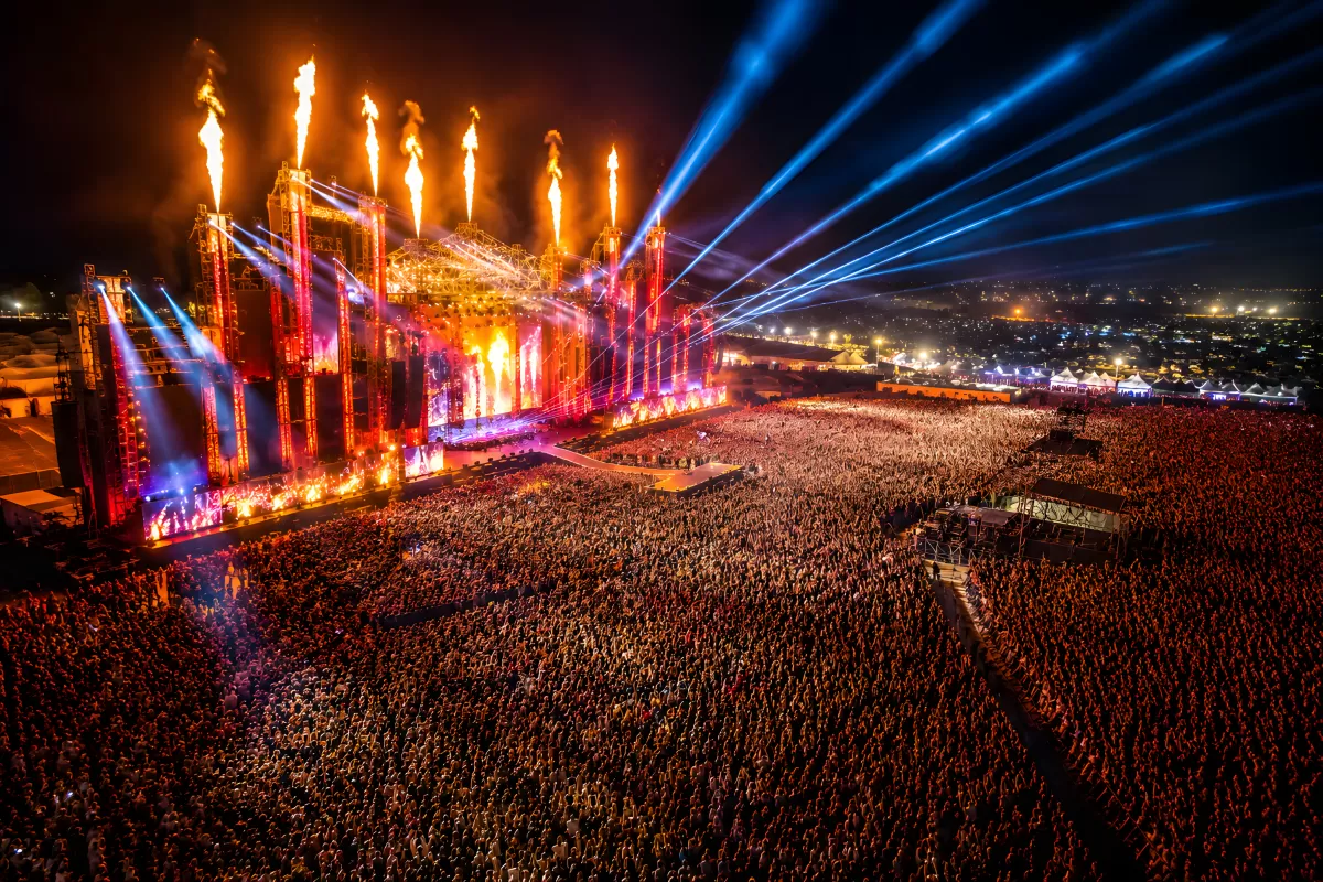 Riesiges Musikfestival bei Nacht mit Feuershow