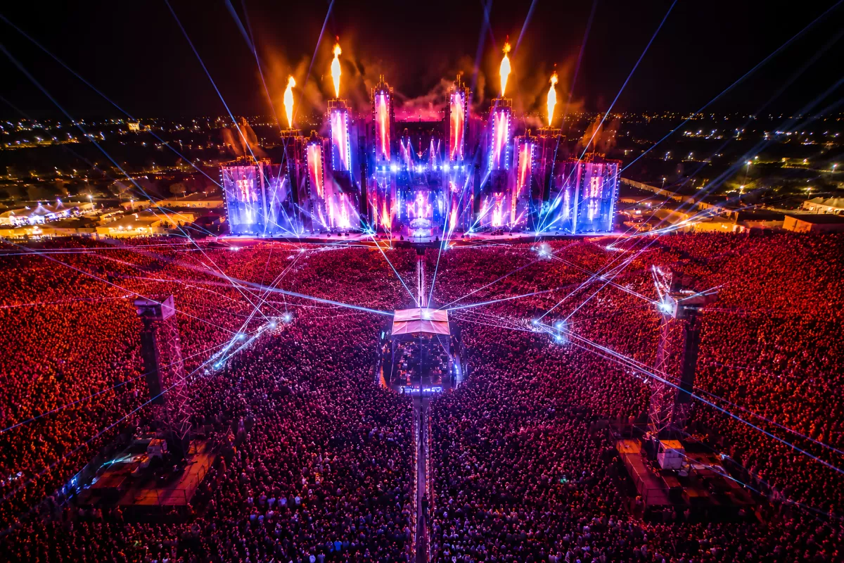 Riesiges Open-Air-Konzert mit Bühnenfeuer und Lasershow