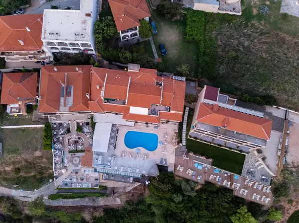 Rigas Hotel Afitos bei Abenddämmerung aus der Vogelperspektive