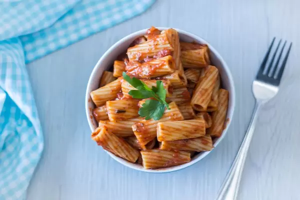Rigatoni - Nudeln mit Tomatensauce - Draufsicht 1