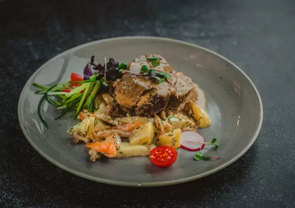 Rinderbraten mit verschiedenem Gemüse und appetitlicher Präsentation - frontale Nahaufnahme