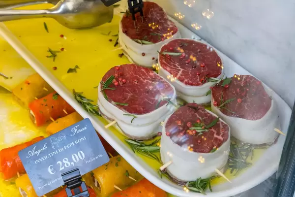 Rinderfilet mit Speck und Gewürzen im Schaufenster eines Restaurants in Rom