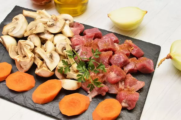 Rinderfleisch, Möhren und Champignons