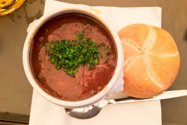 Rindergulasch mit Semmel