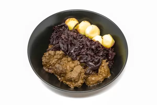 Rindergulasch nach traditioneller Art mit Apfelrotkohl und Miniknödel