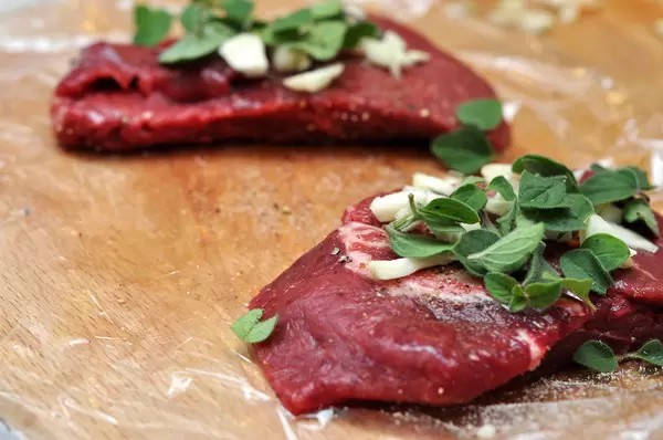 Rinderhüftsteaks mit Oregano und Knoblauch