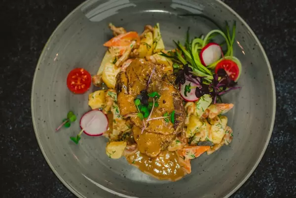 Rindersteak mit frischem Gemüße und herzhafter Beilagen in Draufsicht