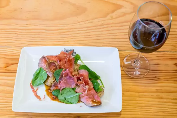 Rindfleisch, Kartoffeln, Spinat und Iberico mit Wein