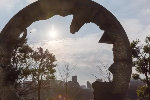 Ring-förmige Skulptur in der Nähe von Driver's Licence Center in Shinjuku-ku, Tokyo