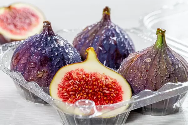 Ripe fresh figs close up (Flip 2019)