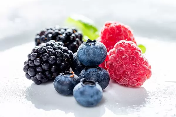 Ripe raspberries, blueberries and mulberries (Flip 2019)
