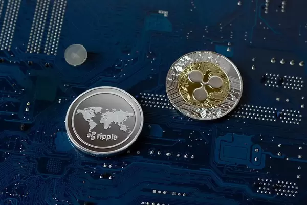 Ripple physikalisce Münzen auf einer Leiterplatte, symbolisierend für digitale Währungen