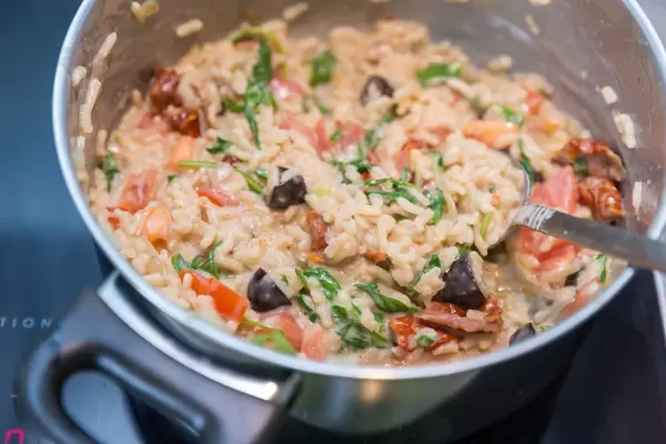 Risotto mit getrockneten Tomaten, Oliven, Walnüssen und italienischem Hartkäse