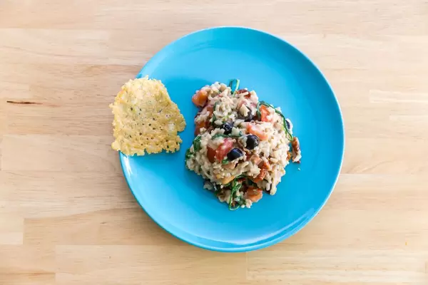 Risotto mit getrockneten Tomaten von Hellofresh. Vogelperspektive