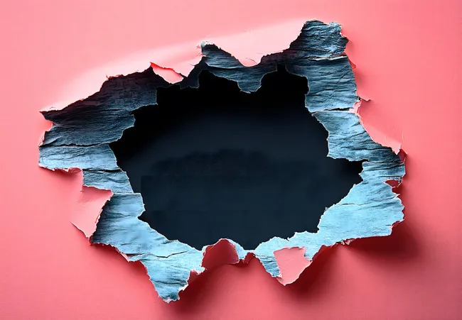 Riss im Rosa Papier mit abstrakter Silhouette