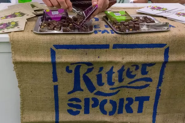 Ritter Sport präsentiert das vegane Schokoladensortiment auf einer Messe