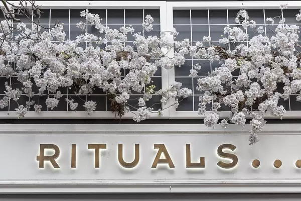 Rituals care brand store with white flowers
