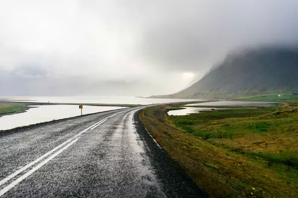 Road leading to the mountain / Straße führt zum Berg