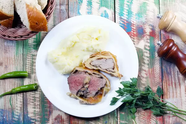 Roasted pork neck with mashed potatoes, parsley and fresh pepper (Flip 2019)
