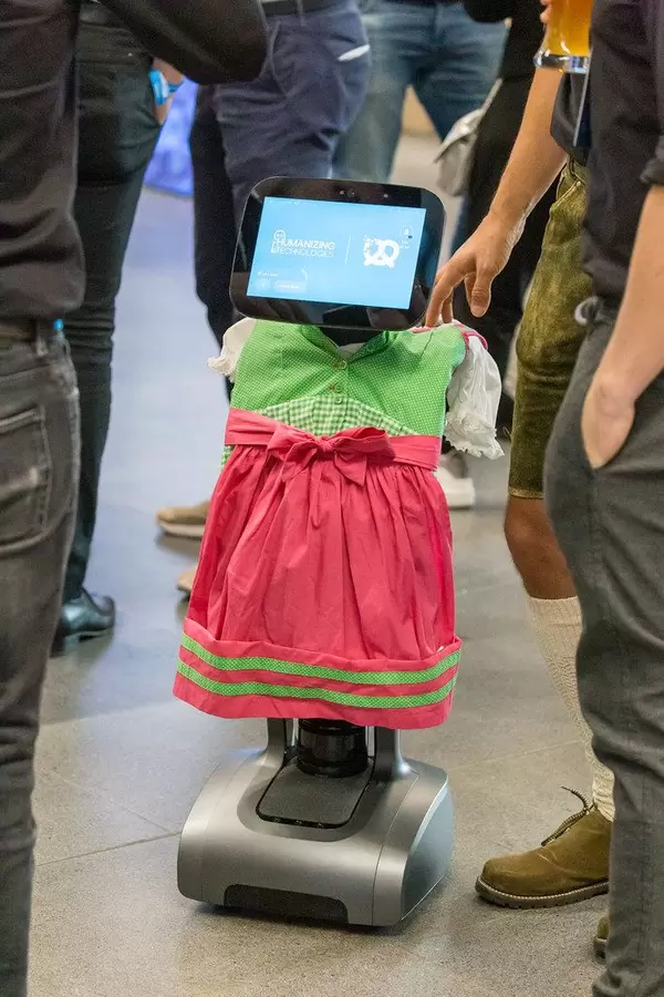 Robot von Humanizing Technologies im Dirndl bei Gründermesse Bits & Pretzels in München