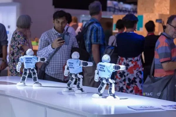 Roboter Qrobot Alpha auf dem Messestand von Lynx