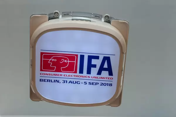 Roboter zum Fensterputzen mit Logo von IFA 2018