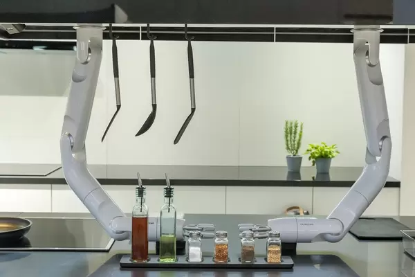 Roboterarme über der Küchenzeile von Samsung Future Kitchen