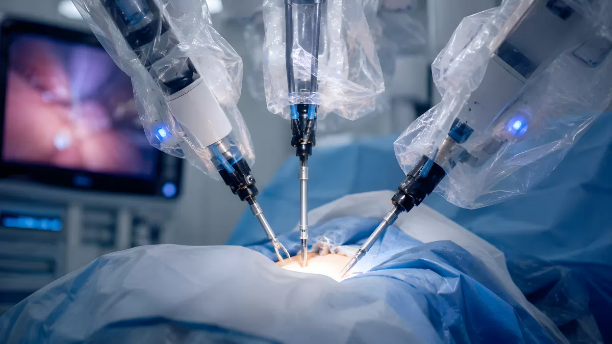 Robotergestützte minimalinvasive Operation im OP-Saal