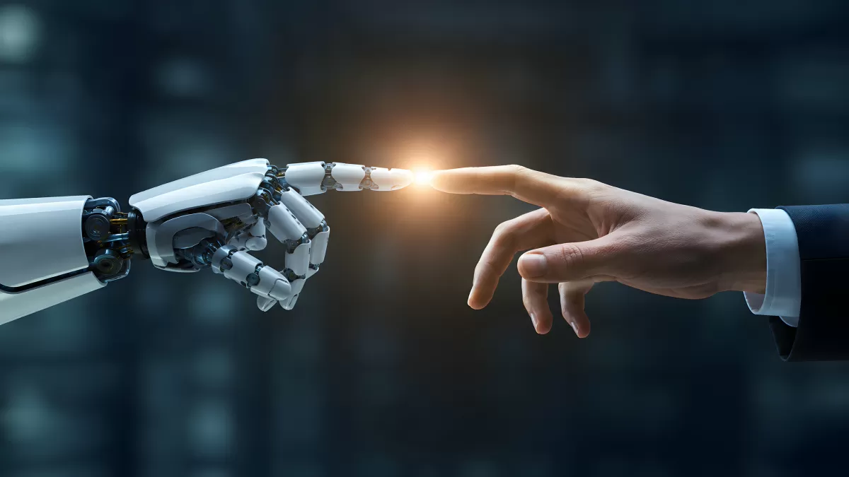 Roboterhand berührt menschliche Hand mit Lichtfunken