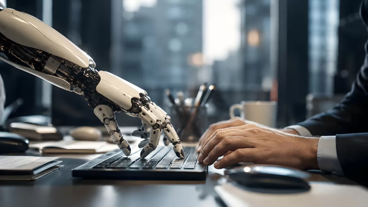 Roboterhand und Menschenhand tippen gemeinsam