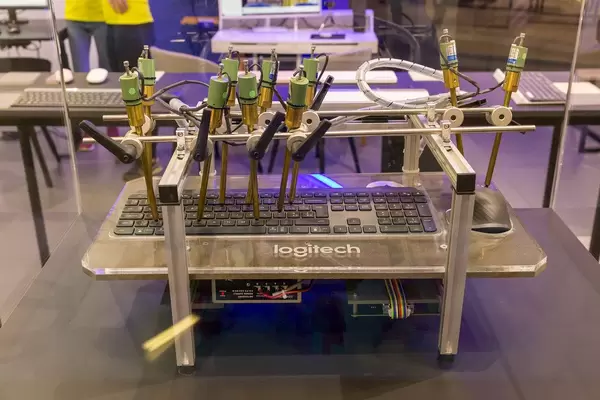 Robotermaschine tippt auf einer Logitech-Tastatur