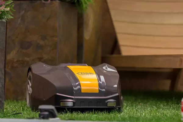 Robotic lawn mower STIGA Autoclip M5