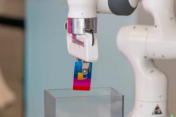 Robotik-Greifarm / Industrieroboter: intelligente Roboter des Karlsruher Instituts für Technologie (KIT)