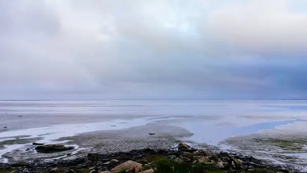 Rock desert stretching to horizon / Rock-Wüste erstreckt sich bis zum Horizont