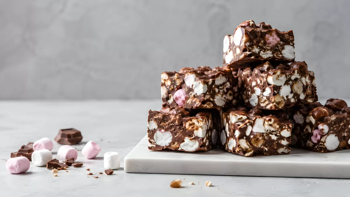 Rocky-Road-Schnitten mit Marshmallows auf Marmorbrett