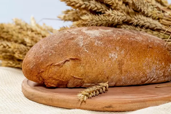 Roggenbrot auf einem Brettchen mit Ähren