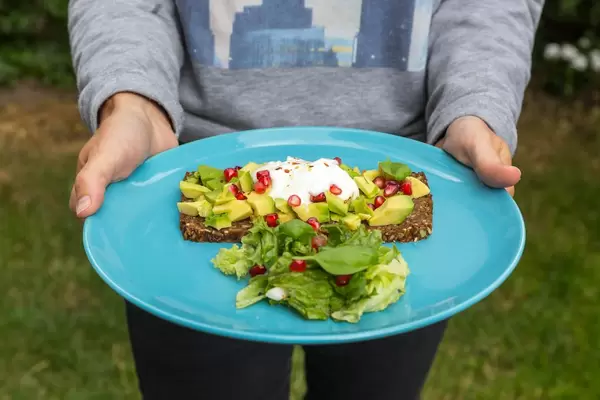 Roggenbrot mit Avocado, Granatapfelkernen und Joghurt-Dip
