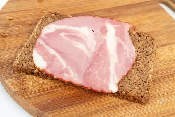 Roggenbrot mit einer Scheibe geräuchertem Schweinehals