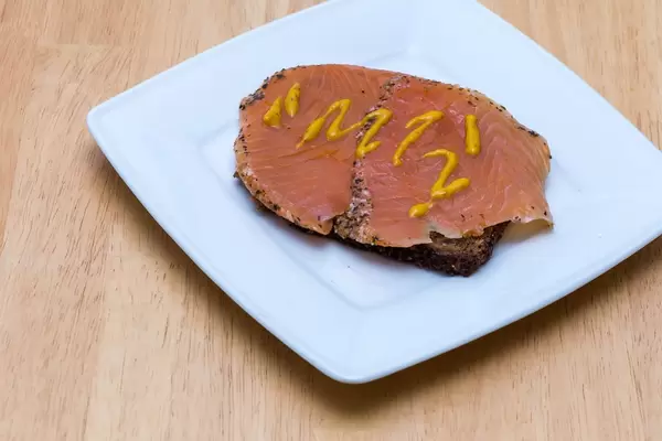 Roggenbrot mit Lachs, Pesto-Kruste und Senf