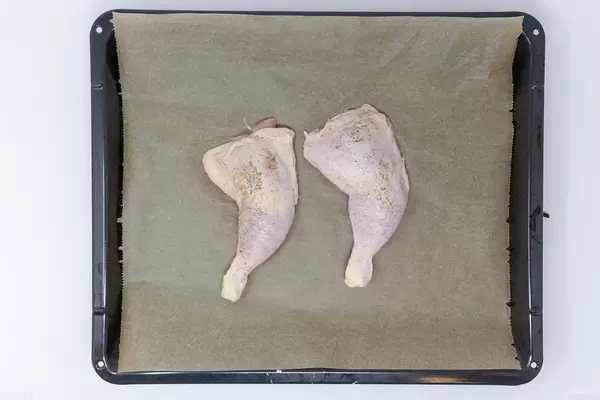 Rohe Hänchenkeulen auf Backblech mit Backpapier