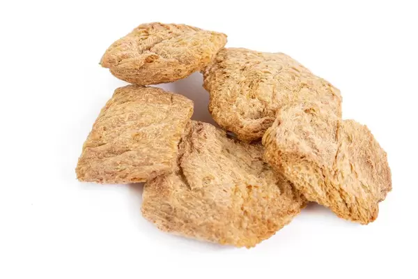 Rohe Soja-Steaks isoliert vor weißem Hintergrund