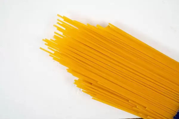 Rohe, ungekochte Spaghetti vor weißem Hintergrund